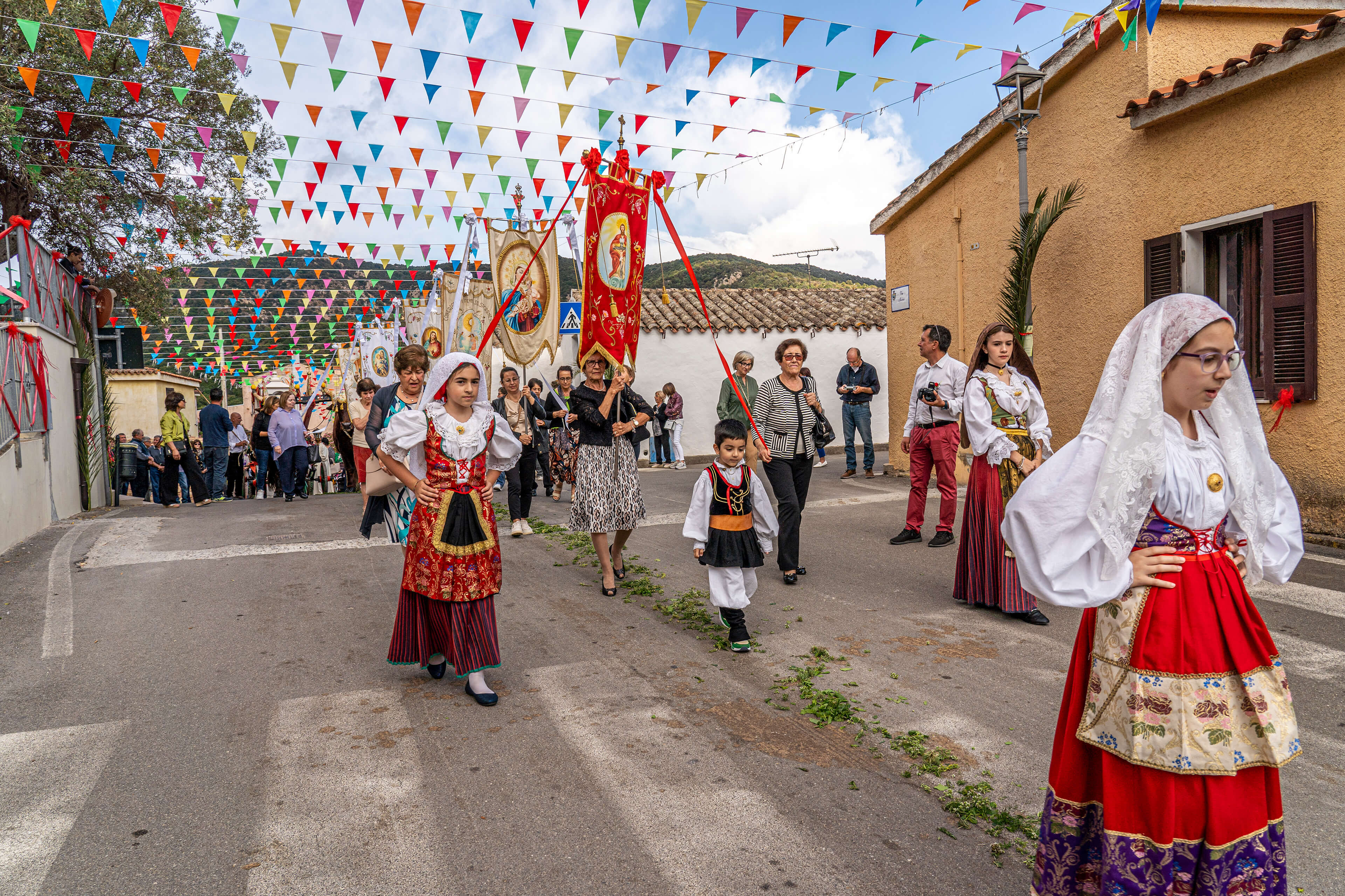 Domus de Maria, festa dello Spirito Santo. Processione in costume