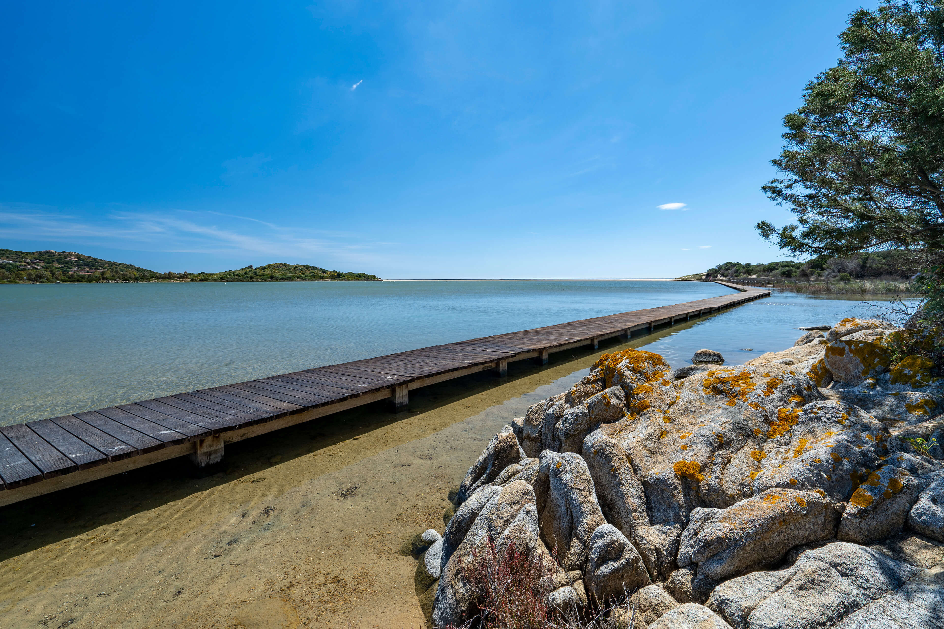 Domus de Maria, spiaggia di Su Giudeu. Passerella in legno sullo stagno retrodunale