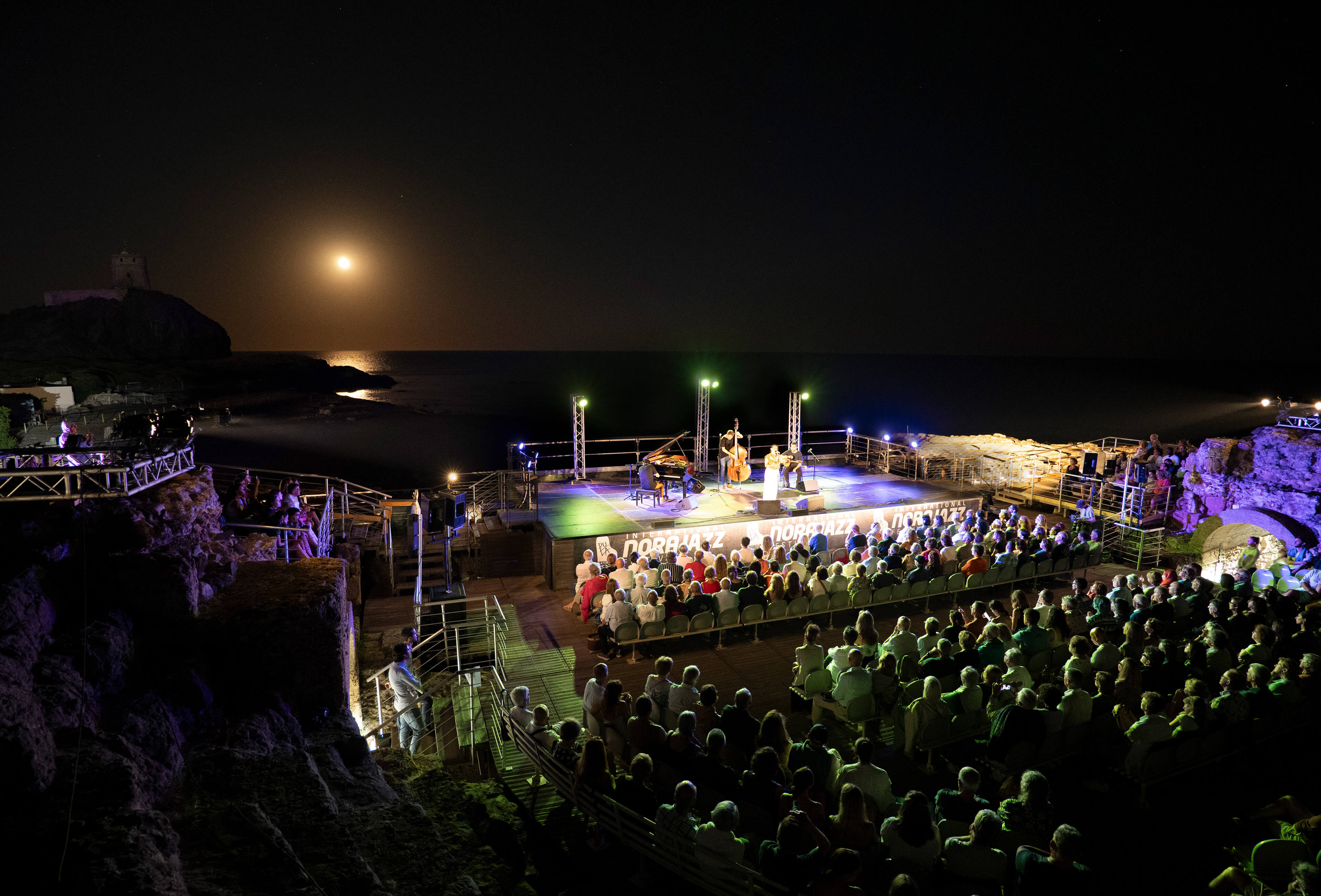 Pula, Festival Nora Jazz. Scenario notturno con la luna