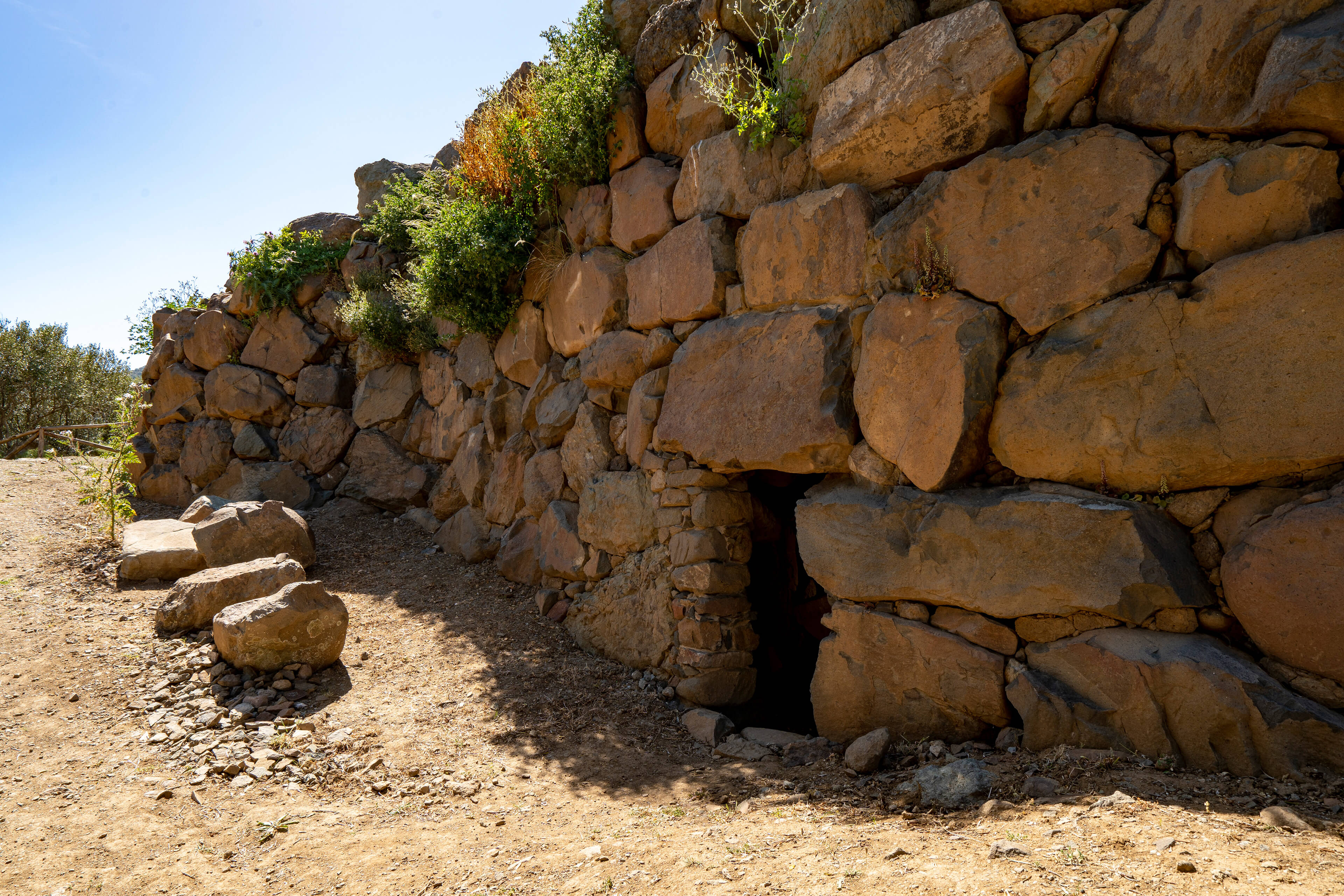 Sarroch, nuraghe Sa Domu ‘e S’Orku. Ingresso al cortile
