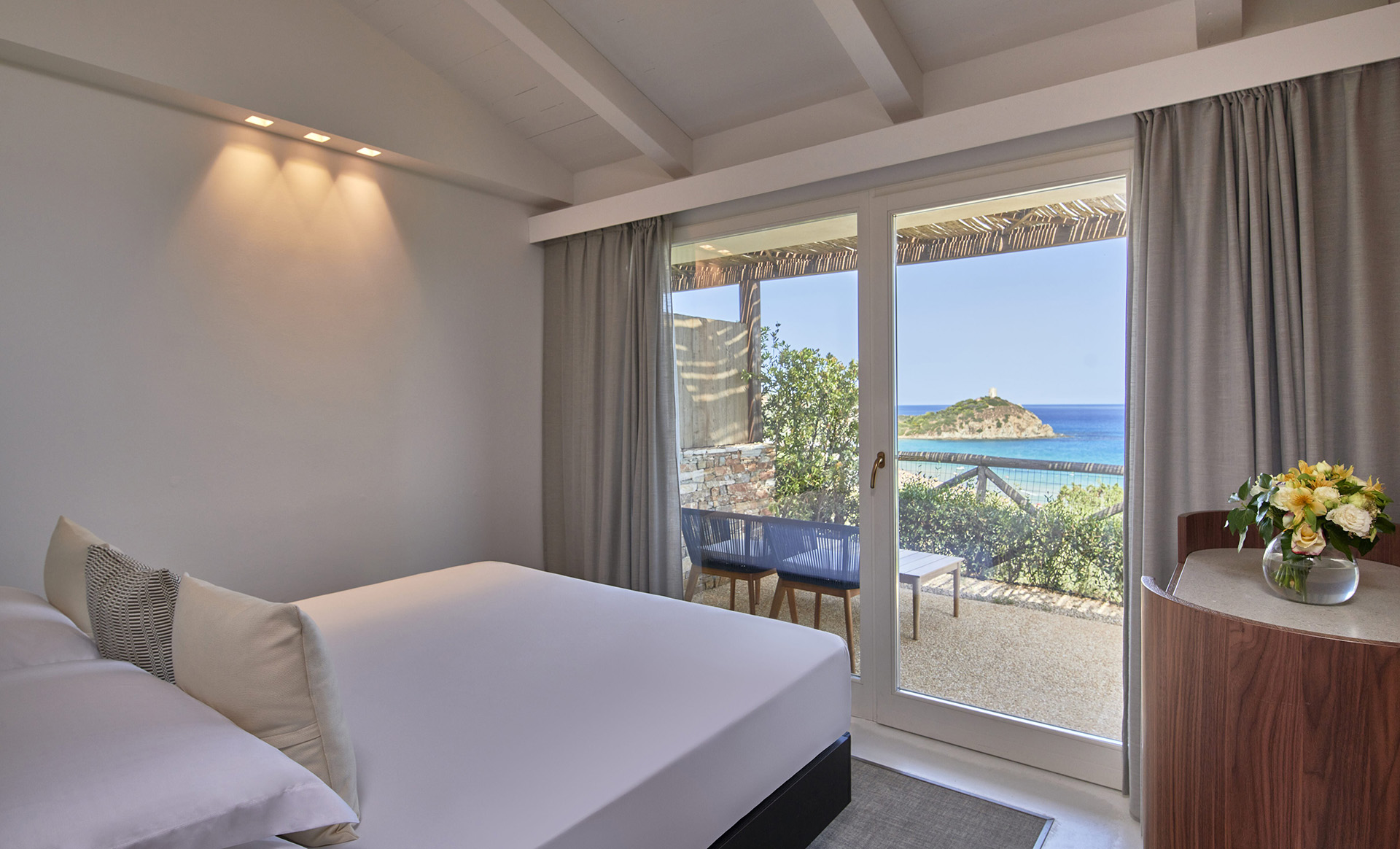 Visualizza la notizia: Baia di Chia Resort Sardinia, Curio Collection by Hilton