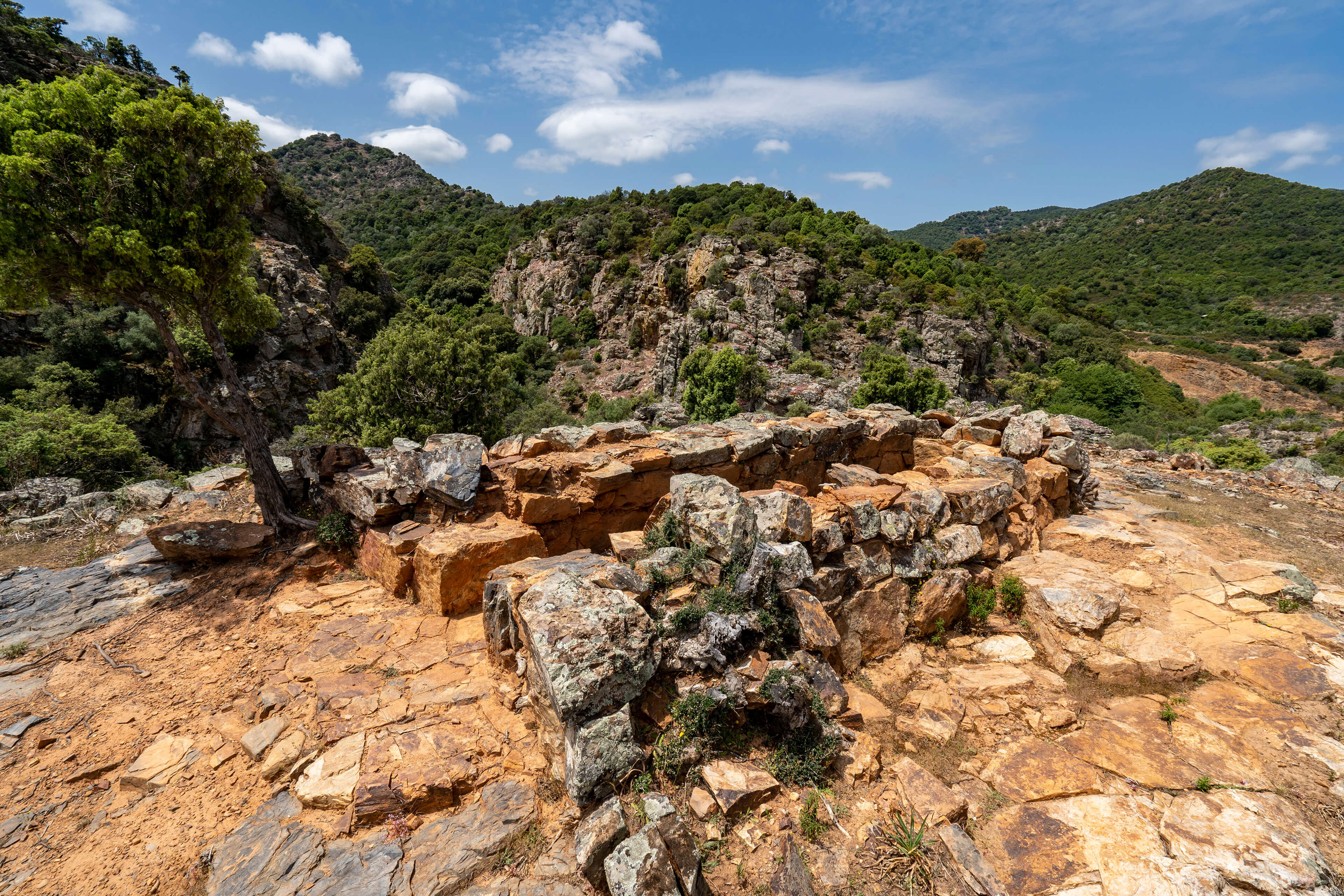Visualizza la notizia: Tombe dei giganti I e II di Su Lilloni